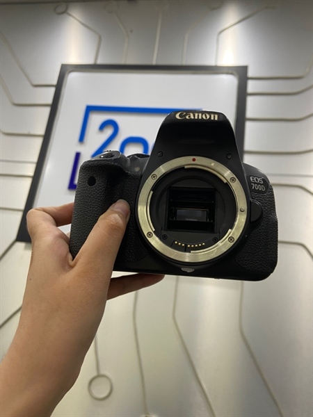 Máy ảnh Canon 700D - Màu đen - Ngoại hình: 97% - Kính ngắm bụi , mốc, ố vàng , mất 2 nắp 2 cổng kết nối , màn hình loạn xoay lật nhẹ, viền ám vàng nhẹ - Kèm 1 pin + dock sạc + túi