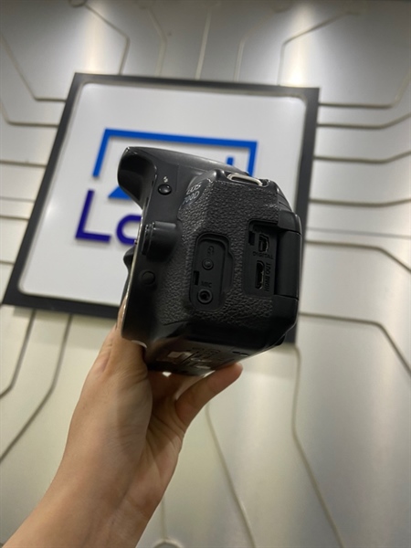 Máy ảnh Canon 700D - Màu đen - Ngoại hình: 97% - Kính ngắm bụi , mốc, ố vàng , mất 2 nắp 2 cổng kết nối , màn hình loạn xoay lật nhẹ, viền ám vàng nhẹ - Kèm 1 pin + dock sạc + túi 1