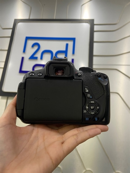 Máy ảnh Canon 700D - Màu đen - Ngoại hình: 97% - Kính ngắm bụi , mốc, ố vàng , mất 2 nắp 2 cổng kết nối , màn hình loạn xoay lật nhẹ, viền ám vàng nhẹ - Kèm 1 pin + dock sạc + túi 3