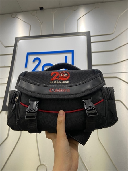 Máy ảnh Canon 700D - Màu đen - Ngoại hình: 97% - Kính ngắm bụi , mốc, ố vàng , mất 2 nắp 2 cổng kết nối , màn hình loạn xoay lật nhẹ, viền ám vàng nhẹ - Kèm 1 pin + dock sạc + túi 4