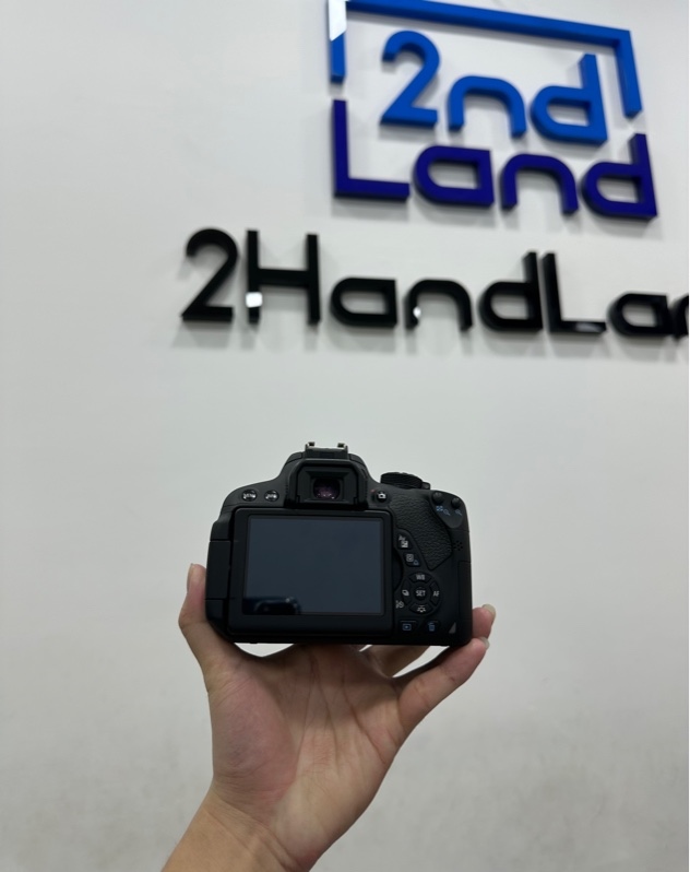 Máy ảnh Canon 700D - Màu đen - Ngoại hình 97% - Màn ẩm tối 4 góc nhẹ - Kèm Sạc + Ngàm gắn + Thẻ 16Gb + 1 pin + Lens Canon Zoom lens EF-S 18-55mm 1:3.5-5.6 IS STM bụi nhẹ