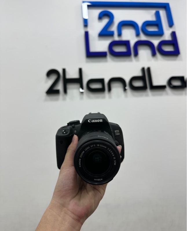 Máy ảnh Canon 700D - Màu đen - Ngoại hình 97% - Màn ẩm tối 4 góc nhẹ - Kèm Sạc + Ngàm gắn + Thẻ 16Gb + 1 pin + Lens Canon Zoom lens EF-S 18-55mm 1:3.5-5.6 IS STM bụi nhẹ