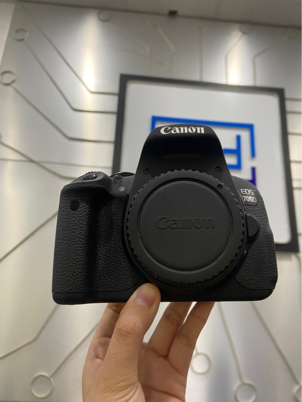 Máy ảnh Canon 700D - Màu đen - Ngoại hình: 97% - Màn ám tối viền nhiều, màn 2 đốm phản quang, senso bụi, hết pin cmos - Kèm box + 2 pin + 1 dock sạc