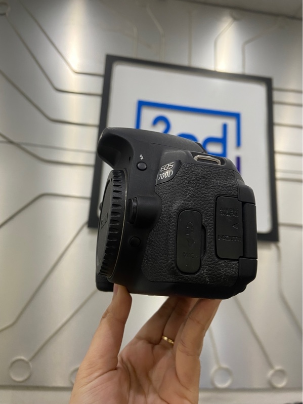 Máy ảnh Canon 700D - Màu đen - Ngoại hình: 97% - Màn ám tối viền nhiều, màn 2 đốm phản quang, senso bụi, hết pin cmos - Kèm box + 2 pin + 1 dock sạc