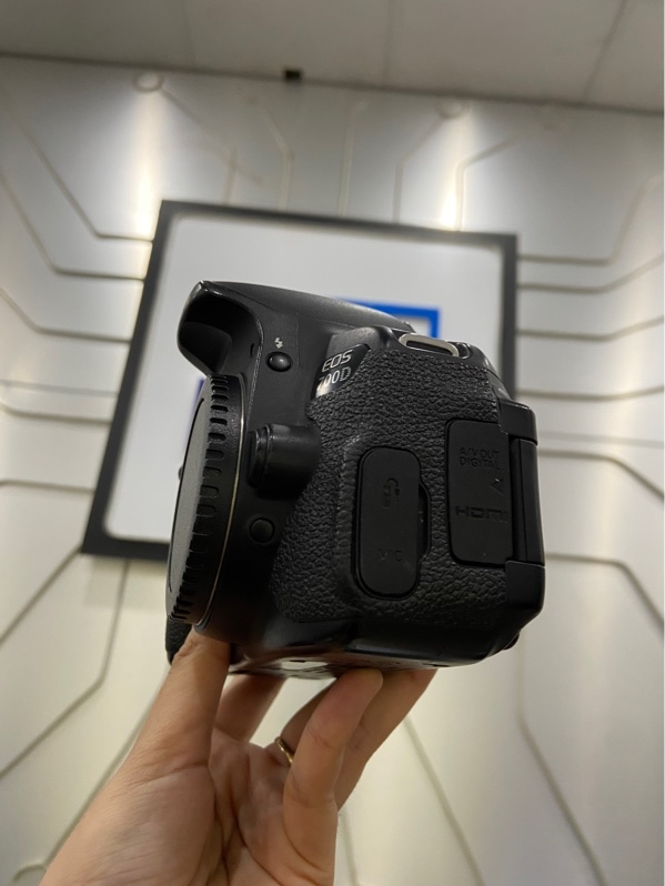 Máy ảnh Canon 700D - Màu đen - Ngoại hình: 97% - Màn ám vàng, nhiều điểm chết pixel, xước - Kèm 2 pin+ sạc + túi vải