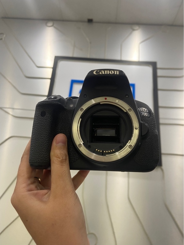 Máy ảnh Canon 700D - Màu đen - Ngoại hình: 97% - Màn ám viền vàng, sensor có 2 chấm, máy xước, mất cao bên hông trái - Kèm 1 pin + sạc+ túi vải