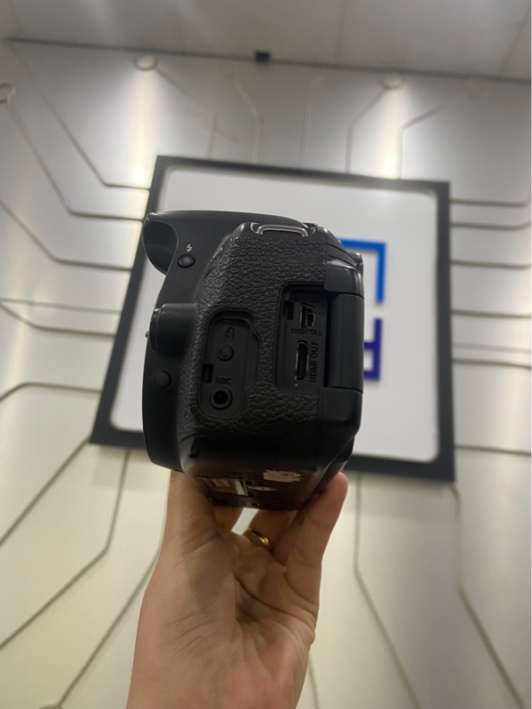 Máy ảnh Canon 700D - Màu đen - Ngoại hình: 97% - Màn ám viền vàng, sensor có 2 chấm, máy xước, mất cao bên hông trái - Kèm 1 pin + sạc+ túi vải