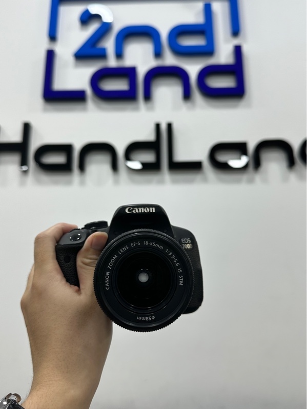 Máy ảnh Canon 700D - Màu đen - Ngoại hình 97% - Mất núm cao su chụp nắp pin cổng kết nối, màn ám tối viền - Kèm sạc + 1 pin + Lens kits 18-55mm 3.5-5.6 is stm