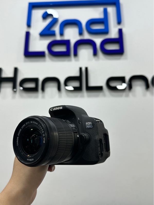 Máy ảnh Canon 700D - Màu đen - Ngoại hình 97% - Mất núm cao su chụp nắp pin cổng kết nối, màn ám tối viền - Kèm sạc + 1 pin + Lens kits 18-55mm 3.5-5.6 is stm