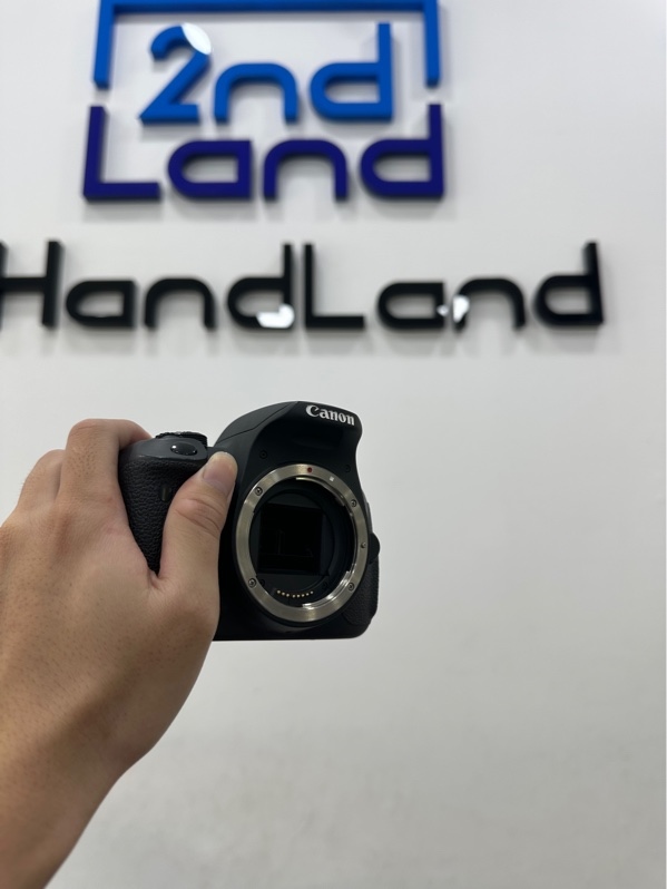 Máy ảnh Canon 700D - Màu đen - Ngoại hình 97% - nứt khung nhẹ, ống ngắm bụi - Kèm sạc + 1 pin + Lens Canon Ef 18-55mm is stm mốc bụi