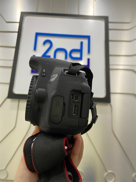 Máy ảnh Canon 700D - Màu đen - Ngoại hình: 98% - đen màn 4 góc - Kèm túi + sạc 1