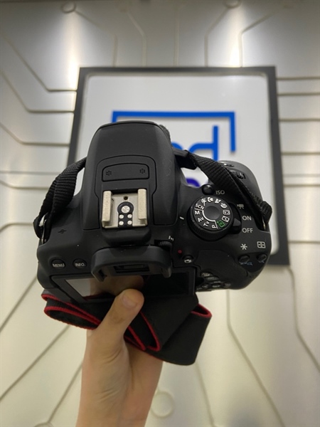 Máy ảnh Canon 700D - Màu đen - Ngoại hình: 98% - đen màn 4 góc - Kèm túi + sạc 3