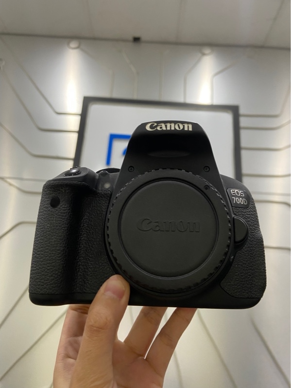 Máy ảnh Canon 700D - Màu đen - Ngoại hình: 98% - Màn ám viền xanh , 1 đốm , 30 điểm dead pixel - Kèm túi + 1 pin , 1 sạc , 1 thẻ nhớ 8GB