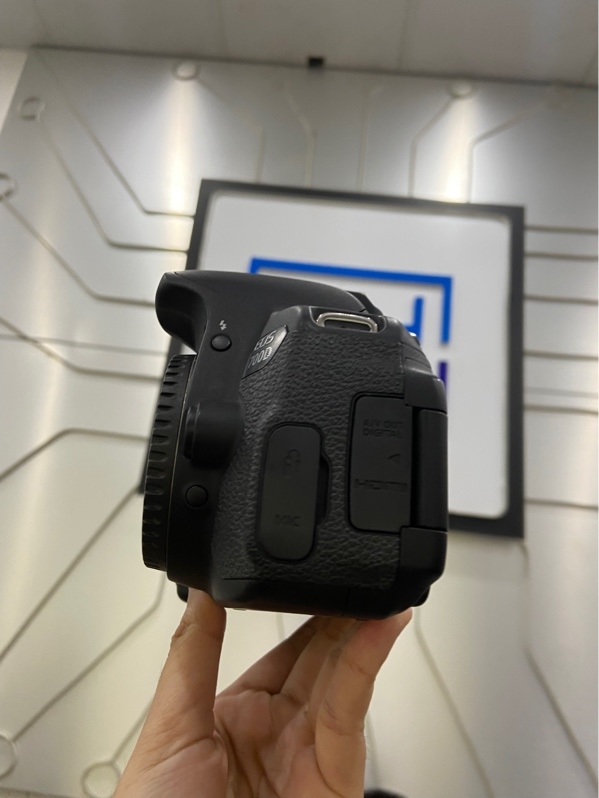 Máy ảnh Canon 700D - Màu đen - Ngoại hình: 98% - Màn ám viền xanh , 1 đốm , 30 điểm dead pixel - Kèm túi + 1 pin , 1 sạc , 1 thẻ nhớ 8GB