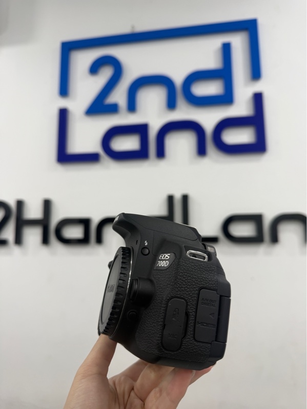 Máy ảnh Canon 700D - Màu đen - Ngoại hình 98% - Màn tối góc - Kèm sạc , pin