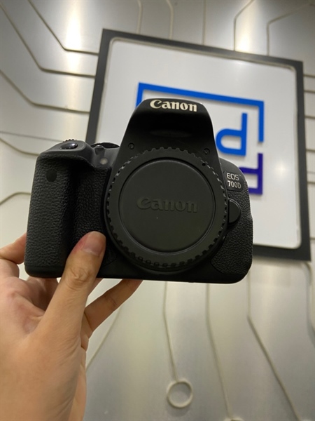 Máy ảnh Canon 700D - Màu đen - Ngoại hình: 98% - Mất 2 nắp cổng kết nối, màn ám hồng, tối viền, sensor hơn 10 điểm chết - Kèm 1 pin + dock sạc + túi