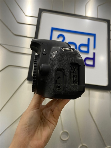 Máy ảnh Canon 700D - Màu đen - Ngoại hình: 98% - Mất 2 nắp cổng kết nối, màn ám hồng, tối viền, sensor hơn 10 điểm chết - Kèm 1 pin + dock sạc + túi 1