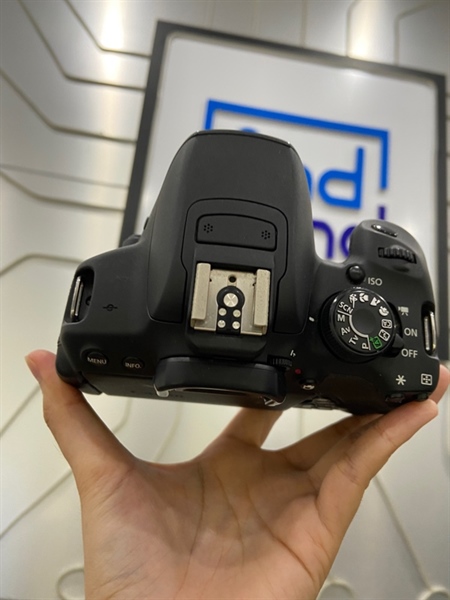 Máy ảnh Canon 700D - Màu đen - Ngoại hình: 98% - Mất 2 nắp cổng kết nối, màn ám hồng, tối viền, sensor hơn 10 điểm chết - Kèm 1 pin + dock sạc + túi 2