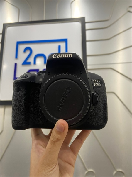 Máy ảnh Canon 700D - Màu đen - Ngoại hình: 98% - Mất nắp cổng kết nối với nắp khe luồn dây pin, màn tối cạnh, gương lật bụi - Kèm 1 pin + 1 sạc + thẻ 2GB