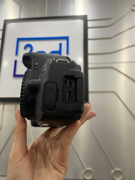 Máy ảnh Canon 700D - Màu đen - Ngoại hình: 98% - Mất nắp cổng kết nối với nắp khe luồn dây pin, màn tối cạnh, gương lật bụi - Kèm 1 pin + 1 sạc + thẻ 2GB 1