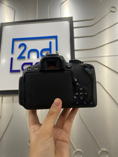 Máy ảnh Canon 700D - Màu đen - Ngoại hình: 98% - Mất nắp cổng kết nối với nắp khe luồn dây pin, màn tối cạnh, gương lật bụi - Kèm 1 pin + 1 sạc + thẻ 2GB 2