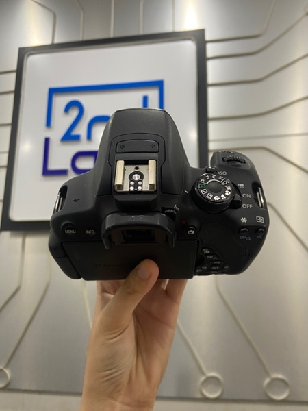 Máy ảnh Canon 700D - Màu đen - Ngoại hình: 98% - Mất nắp cổng kết nối với nắp khe luồn dây pin, màn tối cạnh, gương lật bụi - Kèm 1 pin + 1 sạc + thẻ 2GB 3