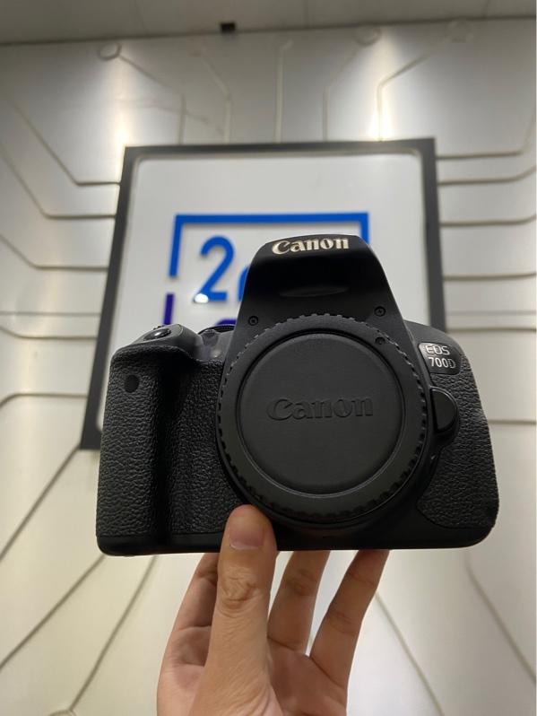 Máy ảnh Canon 700D - Màu đen - Ngoại hình: xấu - Mất núm cao su cổng kết nối, màn tối nặng phản quang - Kèm sạc + 2 pin