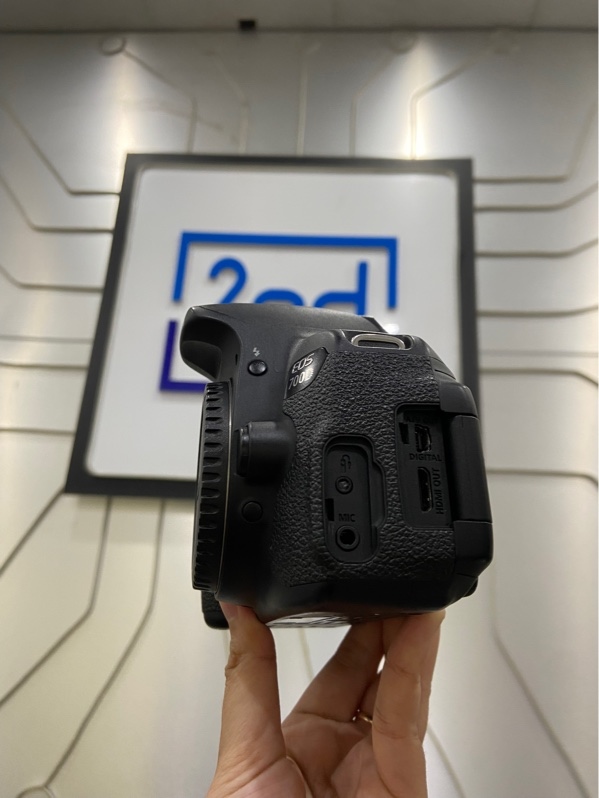 Máy ảnh Canon 700D - Màu đen - Ngoại hình: xấu - Mất núm cao su cổng kết nối, màn tối nặng phản quang - Kèm sạc + 2 pin