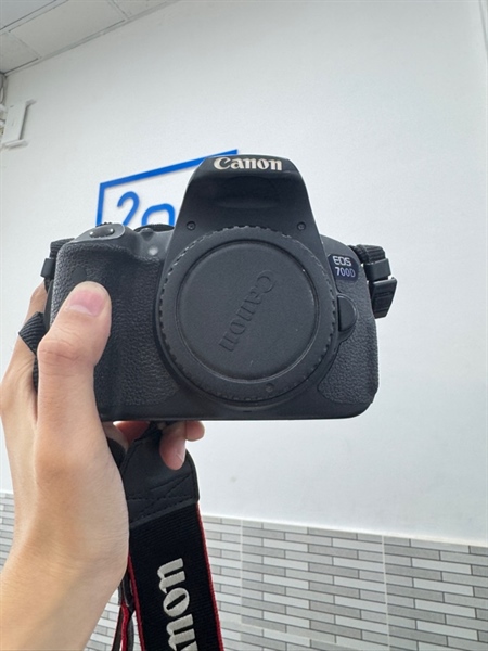 Máy ảnh Canon 700D - Màu đen - Pin linh kiện - Ngoại hình 97% - Màn tối 4 góc nặng - Body