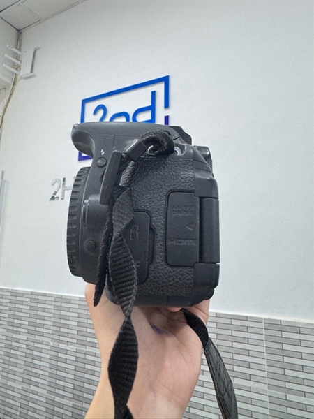 Máy ảnh Canon 700D - Màu đen - Pin linh kiện - Ngoại hình 97% - Màn tối 4 góc nặng - Body 1