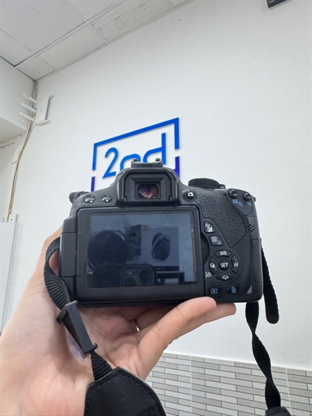 Máy ảnh Canon 700D - Màu đen - Pin linh kiện - Ngoại hình 97% - Màn tối 4 góc nặng - Body 2