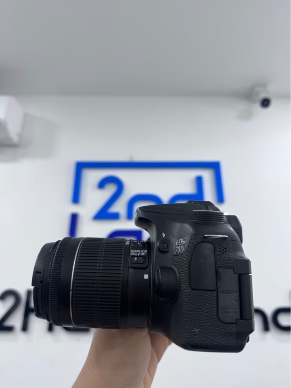 Máy ảnh Canon 70D - Màu đen - Ngoại hình 97.5% - Màn trầy 22k shot - Kèm 1 pin, 1 sạc, full box, kèm túi, Kèm lens kit 18-55mm, f3.5-5.6