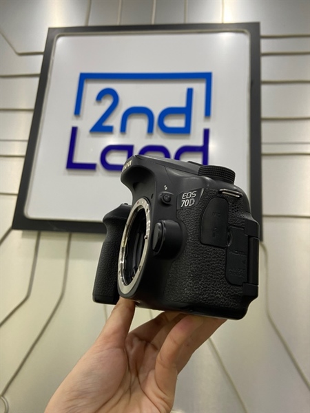 Máy ảnh Canon 70D - Màu đen - Ngoại hình: 97% - Màn phụ nứt, gương lật trầy 2 vết - Kèm túi + sạc + pin + phụ kiện vệ sinh 2