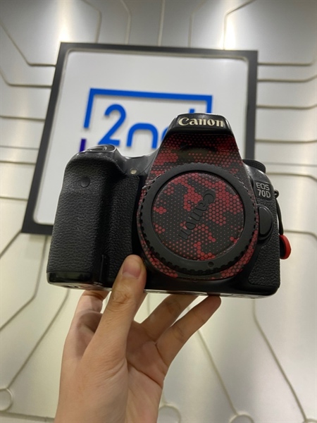 Máy ảnh Canon 70D - Màu đen - Ngoại hình: 97% - Phai màu nhẹ + dán skin - Kèm túi + 2 pin + thẻ 64GB 1