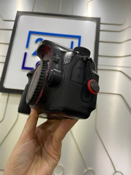 Máy ảnh Canon 70D - Màu đen - Ngoại hình: 97% - Phai màu nhẹ + dán skin - Kèm túi + 2 pin + thẻ 64GB 2