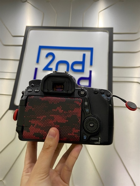 Máy ảnh Canon 70D - Màu đen - Ngoại hình: 97% - Phai màu nhẹ + dán skin - Kèm túi + 2 pin + thẻ 64GB 3