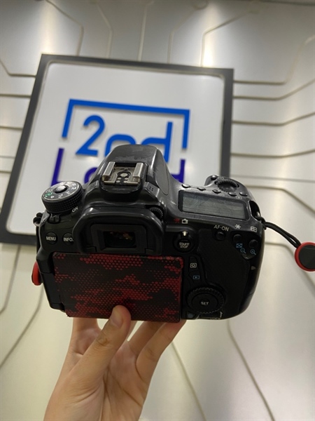 Máy ảnh Canon 70D - Màu đen - Ngoại hình: 97% - Phai màu nhẹ + dán skin - Kèm túi + 2 pin + thẻ 64GB 4