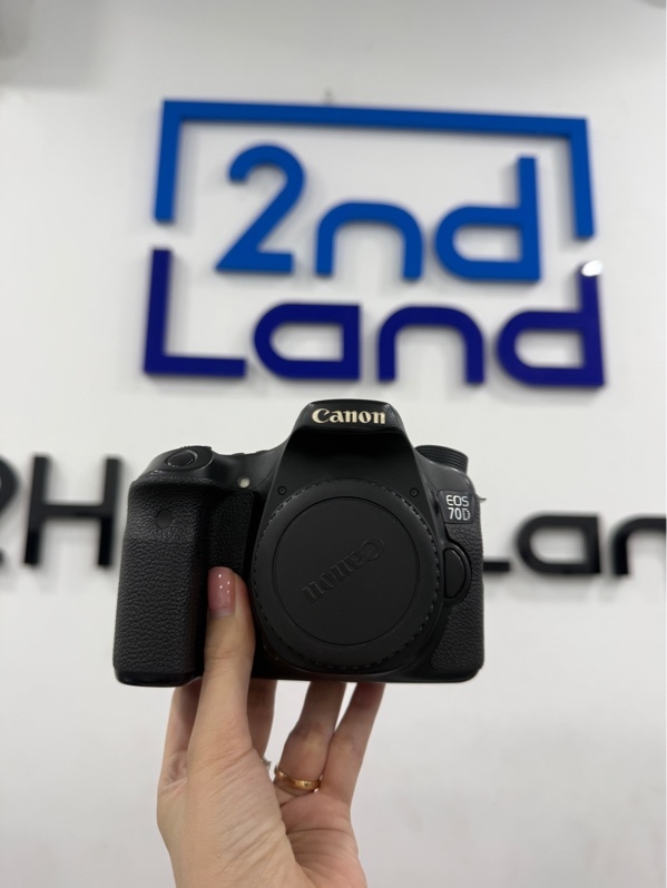 Máy ảnh Canon 70D - Màu đen - Ngoại hình 97% - trầy xước, phím hướng qua trái liệt , liệt nút mở flash - Kèm 1 sạc, 2 pin ( 1 zin, 1 linh kiện)