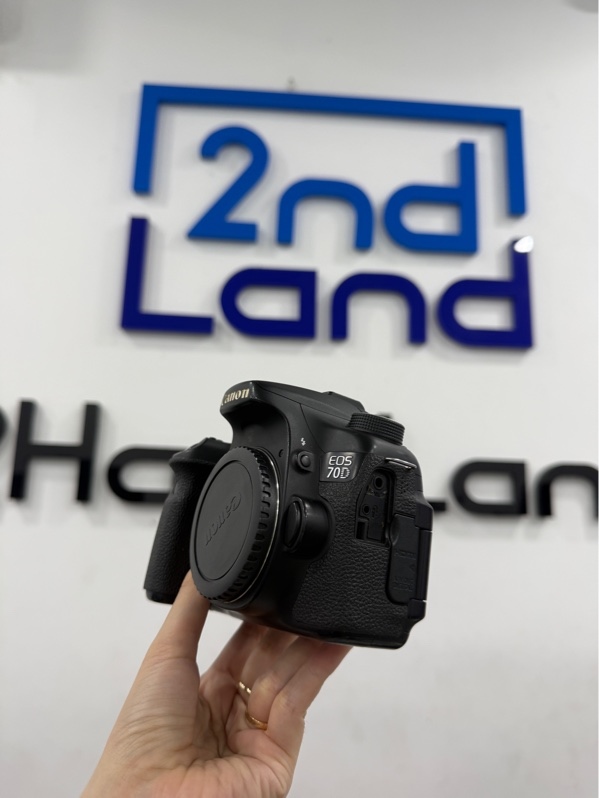 Máy ảnh Canon 70D - Màu đen - Ngoại hình 97% - trầy xước, phím hướng qua trái liệt , liệt nút mở flash - Kèm 1 sạc, 2 pin ( 1 zin, 1 linh kiện)
