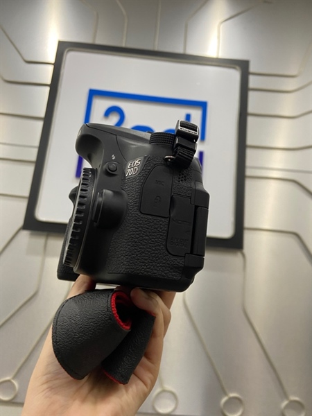 Máy ảnh Canon 70D - Màu đen - Ngoại hình: 98% - Kèm 1 pin + 1 sạc + túi 1