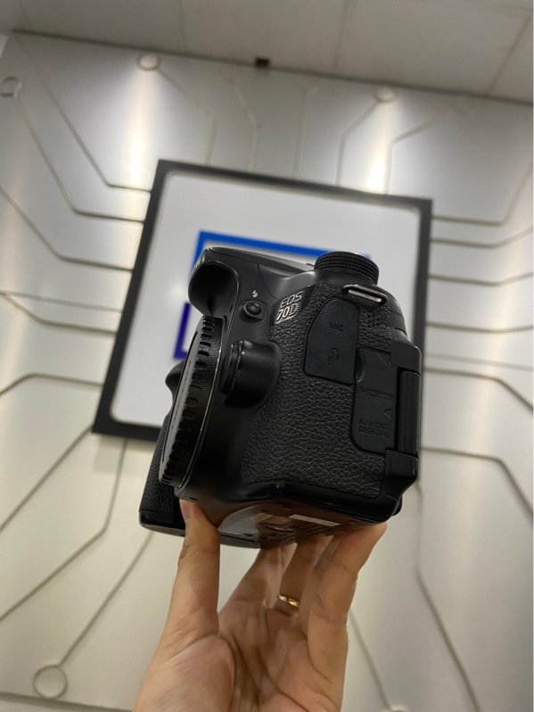 Máy ảnh Canon 70D - Màu đen - Ngoại hình: 98% - Màn ám vàng nhẹ, sensor khoảng 60 điểm chết pixel - Kèm 1 pin, dock sạc, túi
