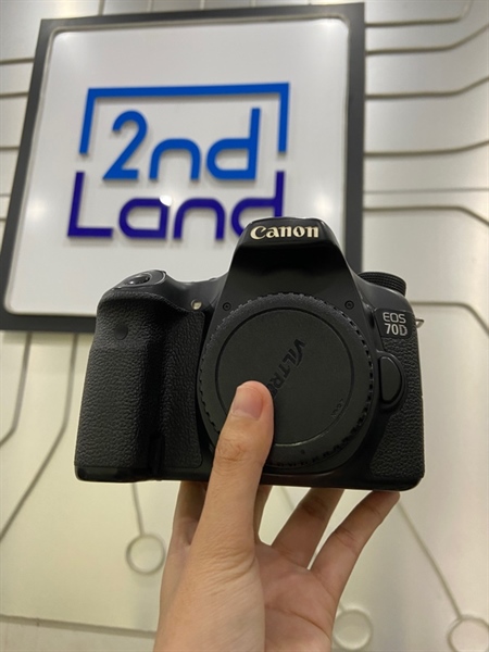 Máy ảnh Canon 70D - Màu đen - Ngoại hình: 98% - Viền màn ám vàng nhẹ, sensor khoảng 60 điểm chết pixel - Kèm 1 pin + dock sạc