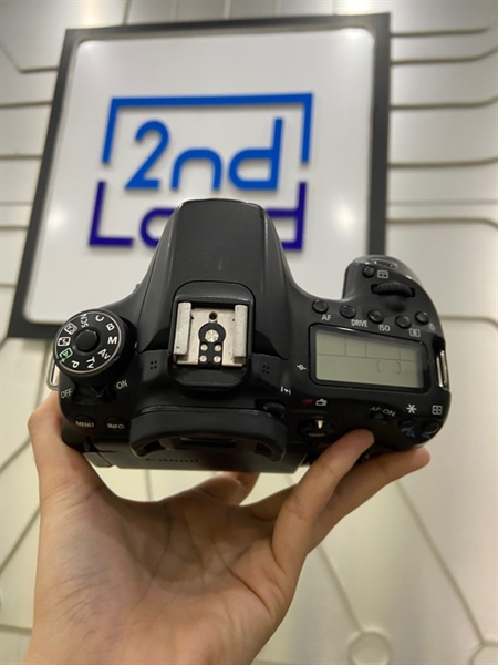 Máy ảnh Canon 70D - Màu đen - Ngoại hình: 98% - Viền màn ám vàng nhẹ, sensor khoảng 60 điểm chết pixel - Kèm 1 pin + dock sạc 2