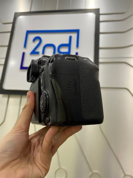 Máy ảnh Canon 70D - Màu đen - Ngoại hình: 98% - Viền màn ám vàng nhẹ, sensor khoảng 60 điểm chết pixel - Kèm 1 pin + dock sạc 3