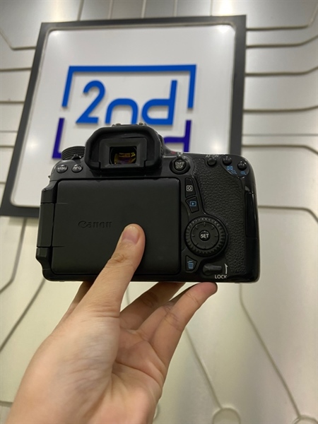 Máy ảnh Canon 70D - Màu đen - Ngoại hình: 98% - Viền màn ám vàng nhẹ, sensor khoảng 60 điểm chết pixel - Kèm 1 pin + dock sạc 4
