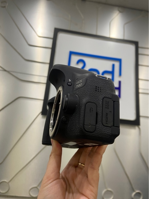 Máy ảnh Canon 750D - Màu đen - Ngoại hình: 96% - Màn tối góc sọc sensor mốc nặng ống ngắm mốc hết pin cmos - Kèm sạc + 1 pin