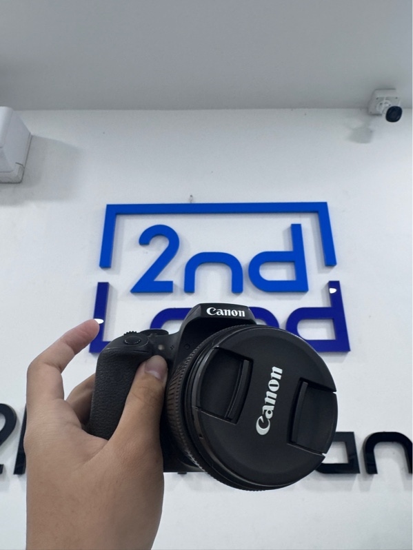 Máy ảnh Canon 750D - Màu đen - Ngoại hình 97.5% - Nắp thẻ nhớ bể, trầy xước nhẹ, màn ám hồng - Kèm túi, 2 pin 1 zin, 1 linh kiện, 2 sạc zin+ linh kiện, lens kit EFS 18-55mm, f3.5-5 6 IS STM - NH 97% - Trầy xước, lens mốc nhẹ