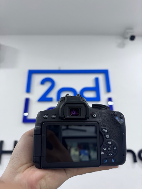 Máy ảnh Canon 750D - Màu đen - Ngoại hình 97.5% - Nắp thẻ nhớ bể, trầy xước nhẹ, màn ám hồng - Kèm túi, 2 pin 1 zin, 1 linh kiện, 2 sạc zin+ linh kiện, lens kit EFS 18-55mm, f3.5-5 6 IS STM - NH 97% - Trầy xước, lens mốc nhẹ
