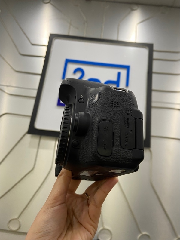 Máy ảnh Canon 750D - Màu đen - Ngoại hình: 97% - Màn ám vàng - Kèm sạc + túi vải + 1 pin