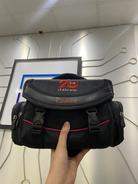 Máy ảnh Canon 750D - Màu đen - Ngoại hình: 98% - Mất miếng đệm ngắm - Kèm túi + 1 Pin + dock sạc 3